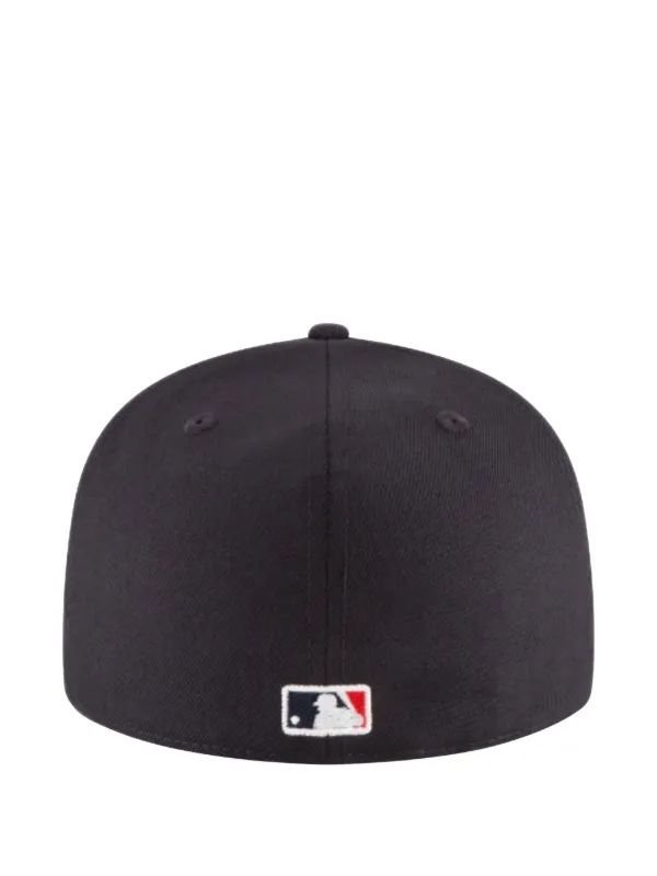 Black Curved Cap – Classic Street Style